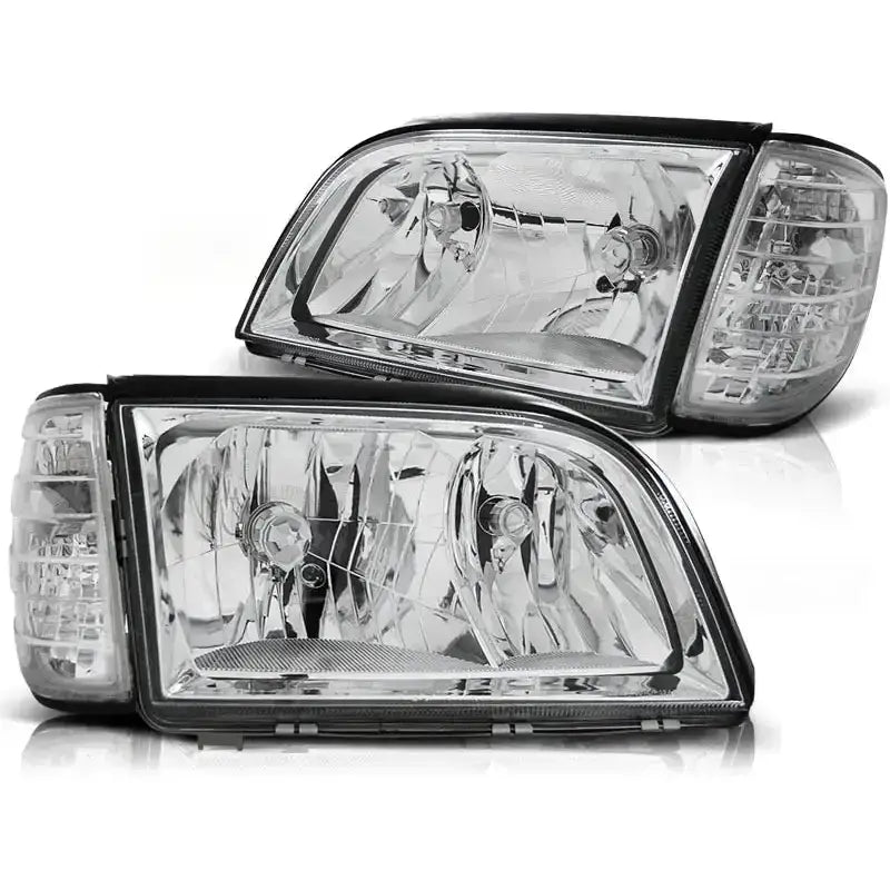 Frontlykter Mercedes W140 S-Klasse i krom, sett fra skrå vinkel med synlige reflektorer.