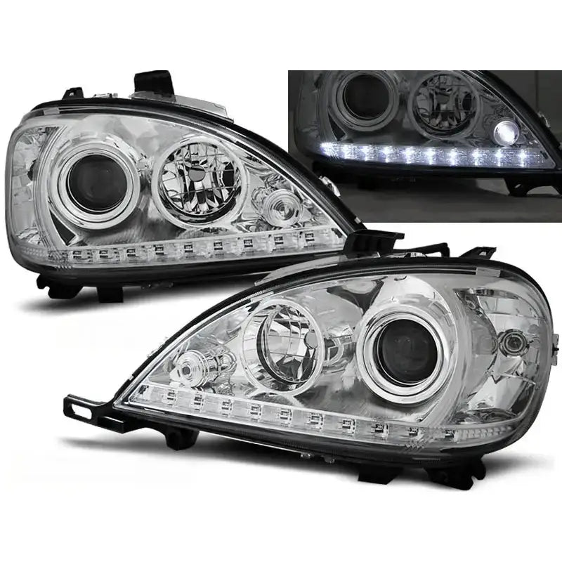 Frontlykter Mercedes W163 ML med kromdetaljer og LED-lys, vist fra skrå vinkel, lyktene er tent.