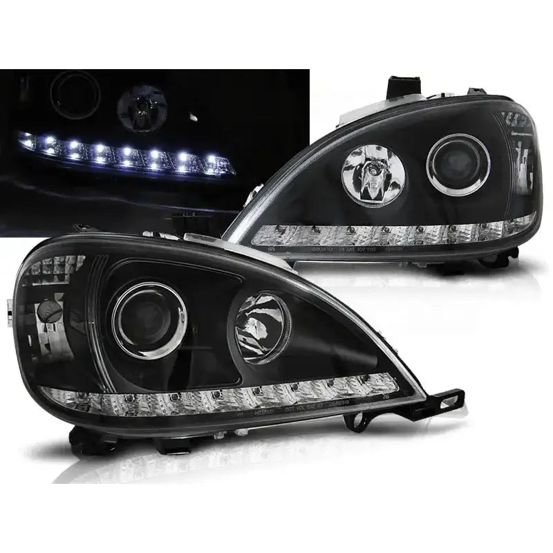 Frontlykter Mercedes W163 ML M-Klasse sorte lykter med klart glass og LED-list, vist fra skrå vinkel.