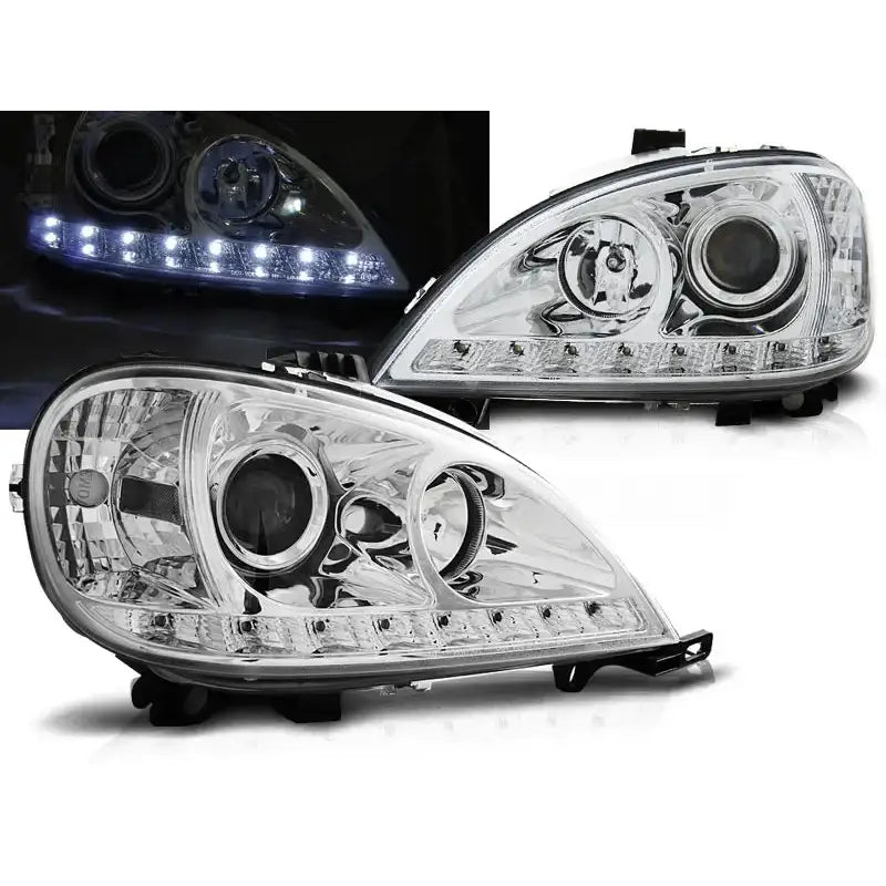 Frontlykter Mercedes W163 ML M-Klasse i klart glass og krom, LED-lys, vist fra skrå vinkel.