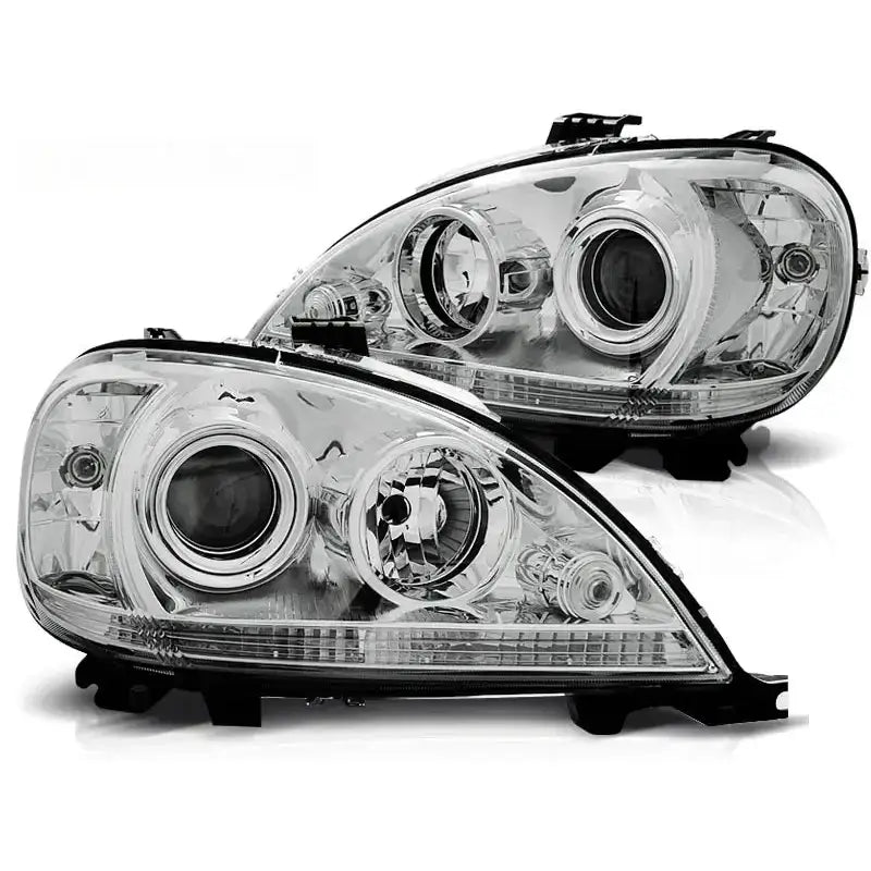 Frontlykter Mercedes W163 ML M-Klasse 09.01-05 i krom med klare linser, sett fra skrå vinkel.