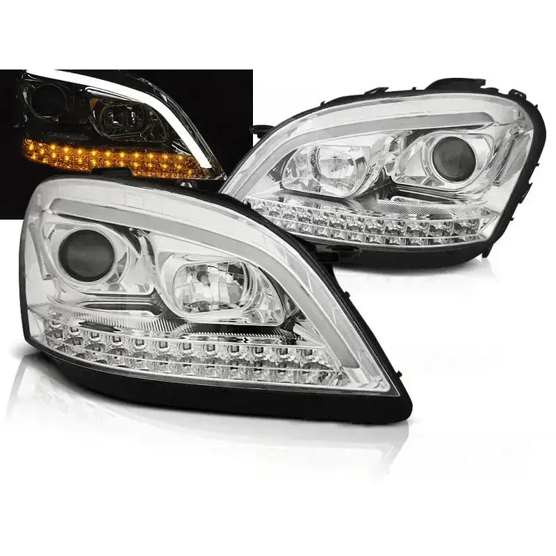 Frontlykter Mercedes W164 ML med sorte detaljer, LED og blinklys, sett skrått forfra.