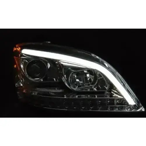 Hovedlykter Mercedes W164 ML M-KLASA med klart glass, sort innfatning og opplyst LED-stripe.