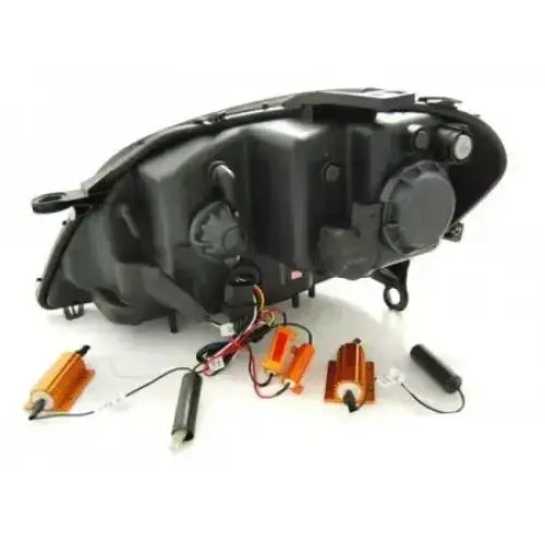 Headlights bakside av Mercedes W164 ML frontlykt med ledninger, oransje motstander og synlige kontakter.