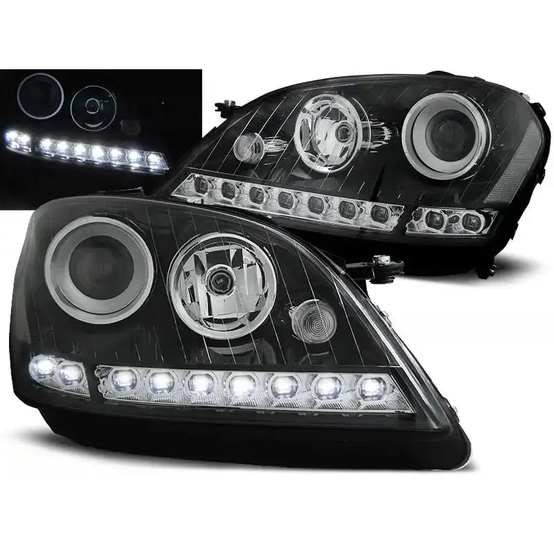 Frontlykter Mercedes W164 ML sorte med klare linser og LED-lysrekke, vist fra skrå vinkel i mørket.