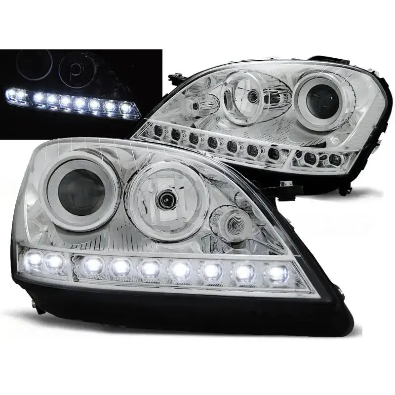 Frontlykter Mercedes W164 ML med sorte detaljer og hvite LED-lys, vist forfra med LED-lysene tent.
