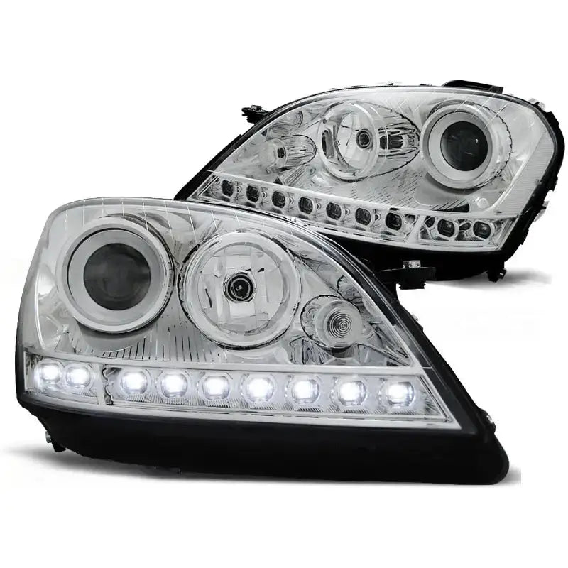 Hovedlykter Mercedes W164 ML M-Klasse 05-07 i krom med LED-lys og runde lysenheter, skrå vinkel.