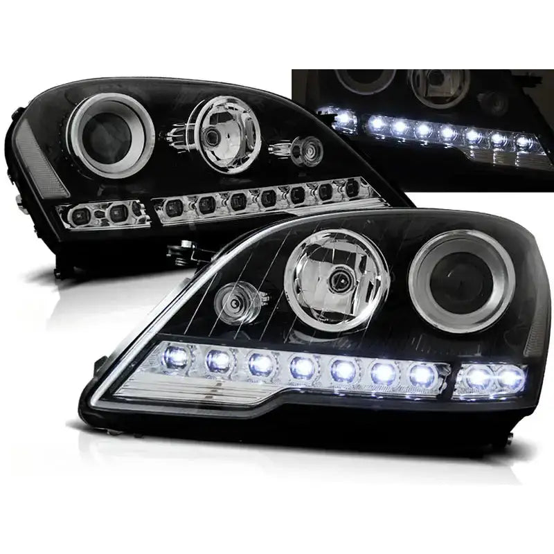 Frontlykter Mercedes W164 ML M-Klasse sorte med klare linser og LED-lys, sett fra skrå vinkel.