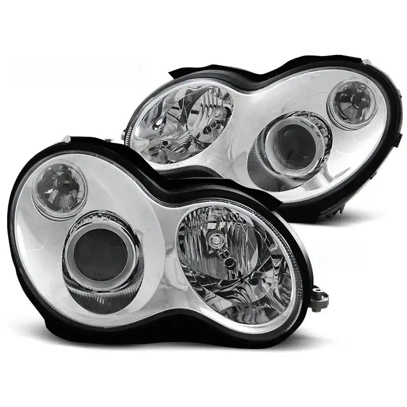 Frontlykter Mercedes W203 C-Klasse i chrome med klart glass og svart kant, sett skrått forfra.