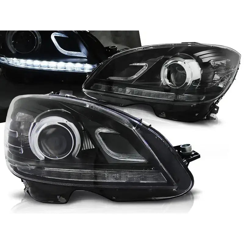 Frontlykter Mercedes W204 07-10 Black med klare glass og LED-striper, sett skrått forfra.