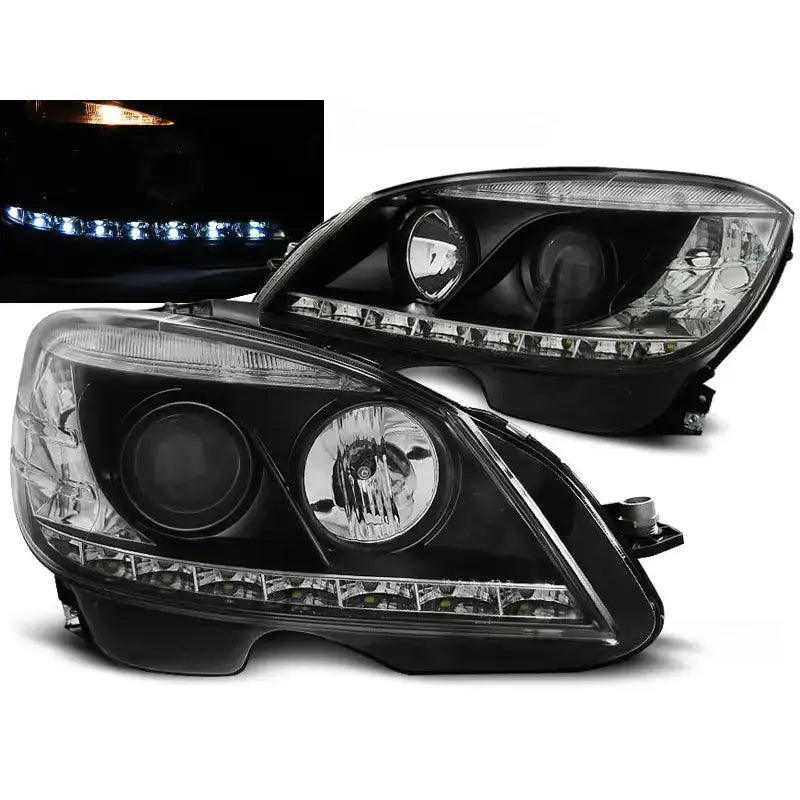 Frontlykter Mercedes W204 07-10 Black H7 med svart innfatning og LED-lys, vist i skrå vinkel.