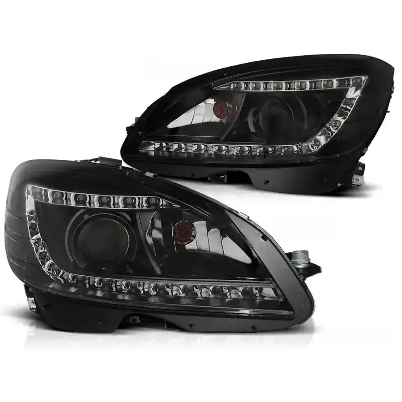 Frontlykter Mercedes W204 07-10 Black H7 LED, to svarte lykter med klart glass og LED, skrå vinkel.