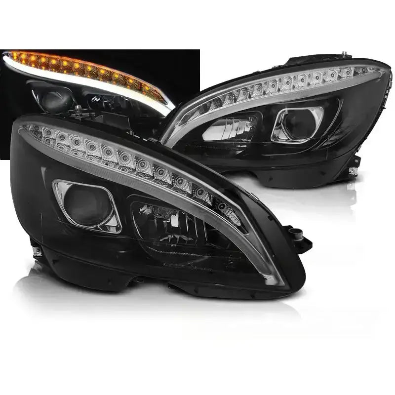 Frontlykter Mercedes W204 07-10 Black Tube Light med LED-lys og integrerte blinklys fra skrå vinkel.