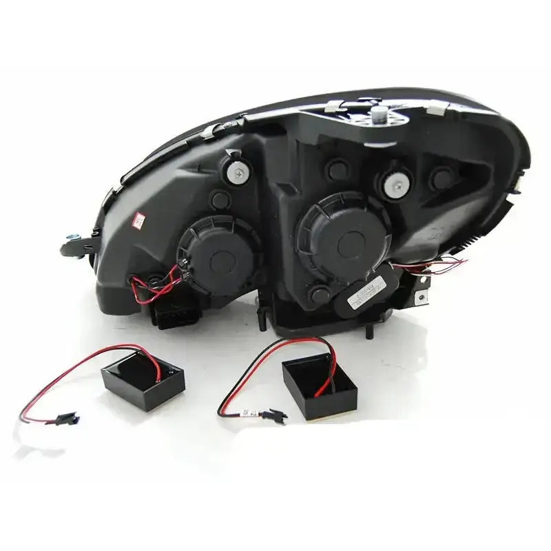 Hovedlys Mercedes W204 07-10 Black Tube Light sett bakfra med ledninger og elektroniske bokser synlig.