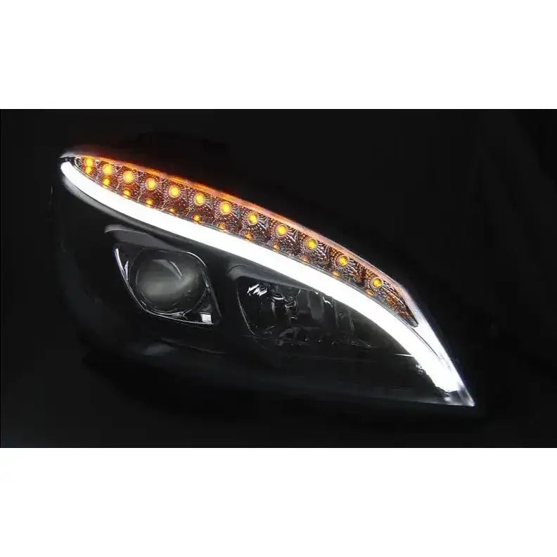 Headlamp Mercedes W204 07-10 Black Tube Light med LED, hvitt og oransje lys tent, sett fra skrå forside.