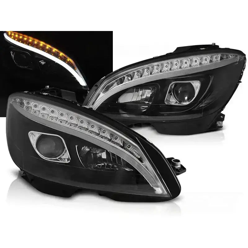 Frontlykter Mercedes W204 07-10 Black Tube Light med klare linser og påslåtte LED-lys i mørket.