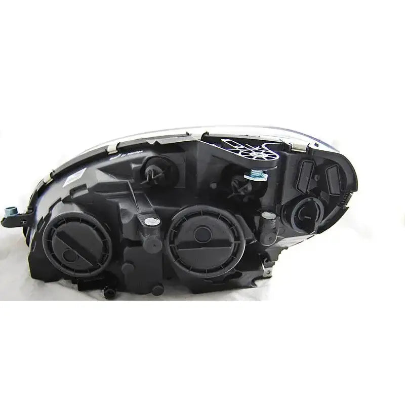 Hovedlys bakside av Mercedes W204 frontlykter 07-10 i svart plast med tilkoblingspunkter.