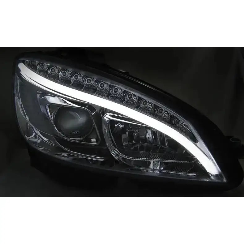 Headlights Mercedes W204 07-10 Chrome Tube Light med hvit LED-lyslist og sorte detaljer sett forfra.