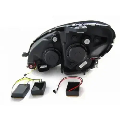 Headlights bakside av Mercedes W204 frontlykter med sirkulære deksler og tilkoblede elektroniske enheter.