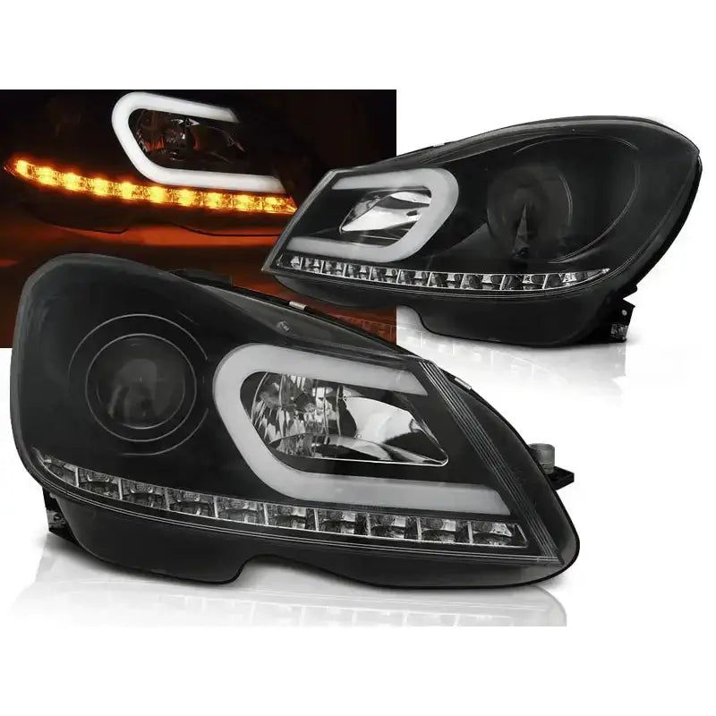 Frontlykter Mercedes W204 11-14 Black Tube Light med LED-stripe, sett fra skrå vinkel.