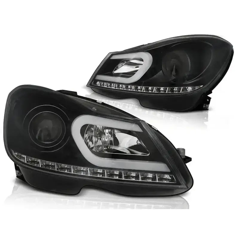 Hovedlykter Mercedes W204 11-14 Black Tube Light med LED-stripe og klart glass, sett fra skrå vinkel.