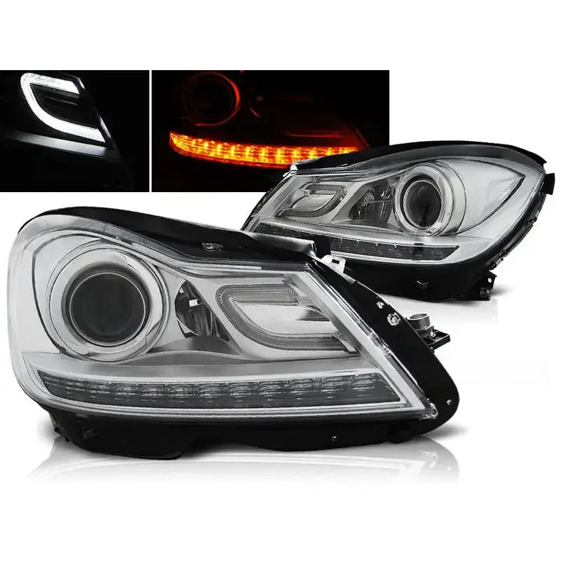 Frontlykter Mercedes W204 11-14 Chrome med svart ramme, LED og oransje blinklys fra skrå vinkel.