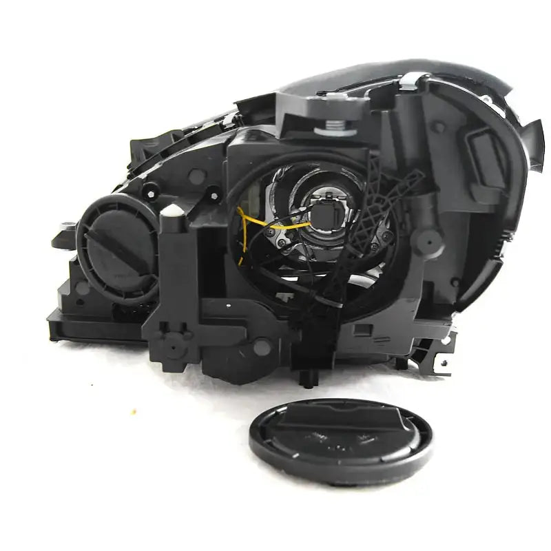 Hovedlys Mercedes W204 11-14 sett bakfra med åpent deksel og synlige elektriske komponenter.