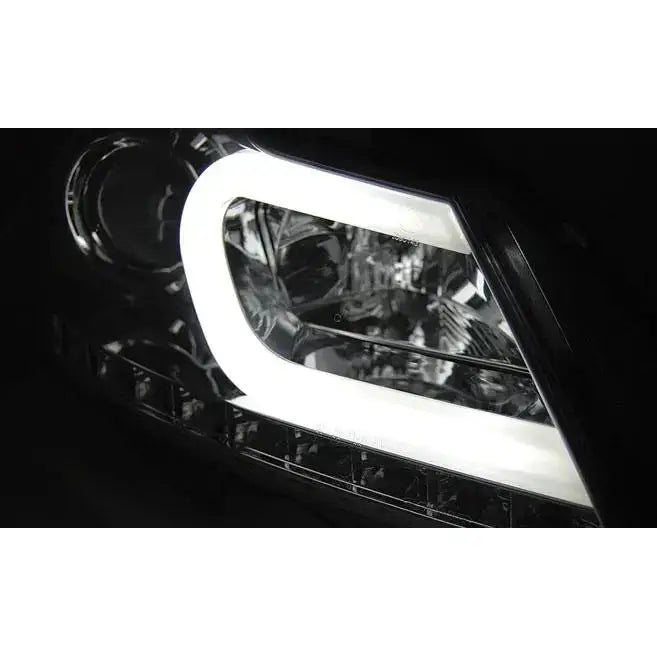 Hovedlys Mercedes W204 11-14 Chrome Tube Light med hvit LED-lysramme mot mørk bakgrunn.