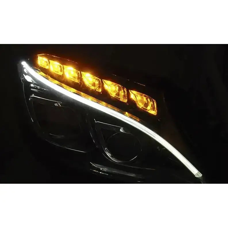 Headlights Mercedes W205 14-18 Black med fem gule LED-lys og hvit LED-stripe i mørket.