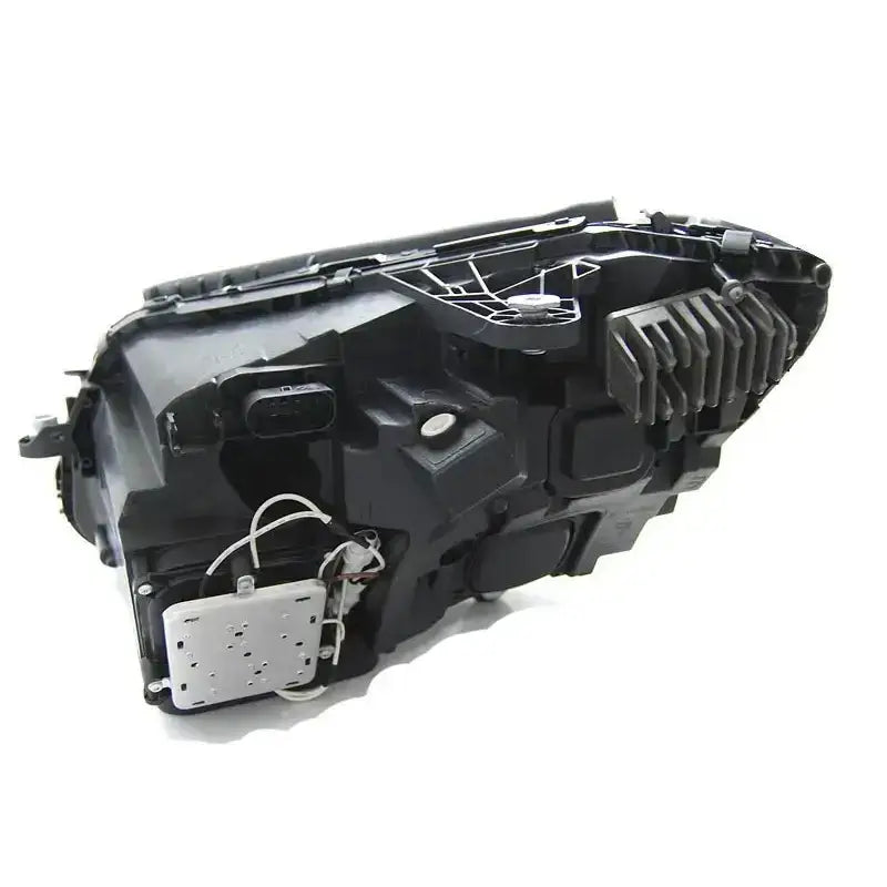 Headlamp Mercedes W205 frontlykt bakside med synlige elektroniske komponenter og kjøleribber.