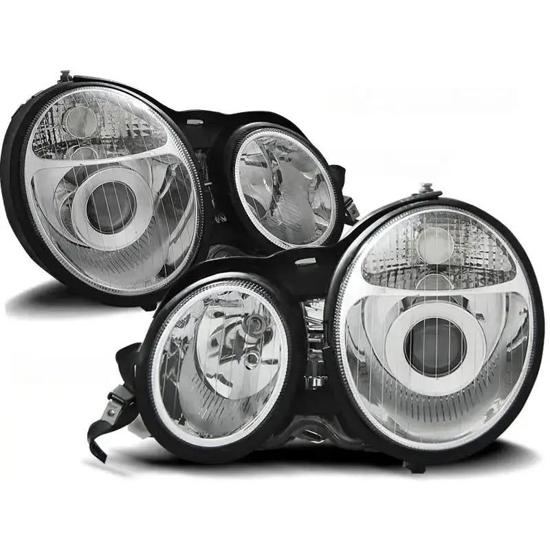 Frontlykter Mercedes W210 E-Klasse 95-05.99 Chrome med klar plast og sort ramme, sett fra skrå vinkel.