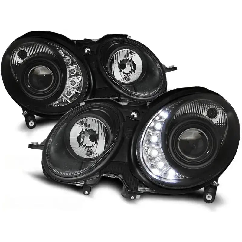 Hovedlykter Mercedes W211 E-Klasse sorte med LED-dioder og klare linser, frontvisning.
