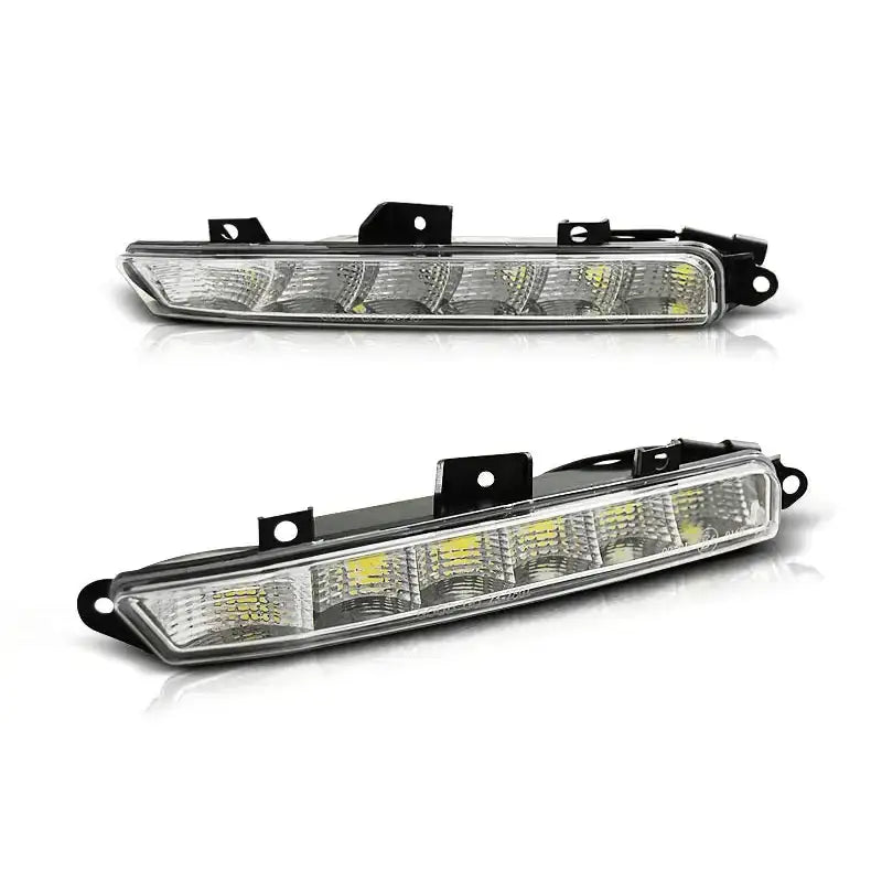 Frontlykter Mercedes W212 09-13 AMG med klare LED-paneler og sorte monteringsfester, sett fra skrå vinkel.