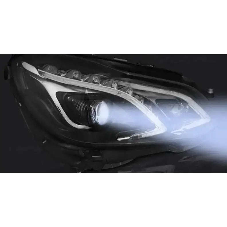 Hovedlys Mercedes W212 13-16 Black Led DRL med hvitt lys, sett fra skrå front.
