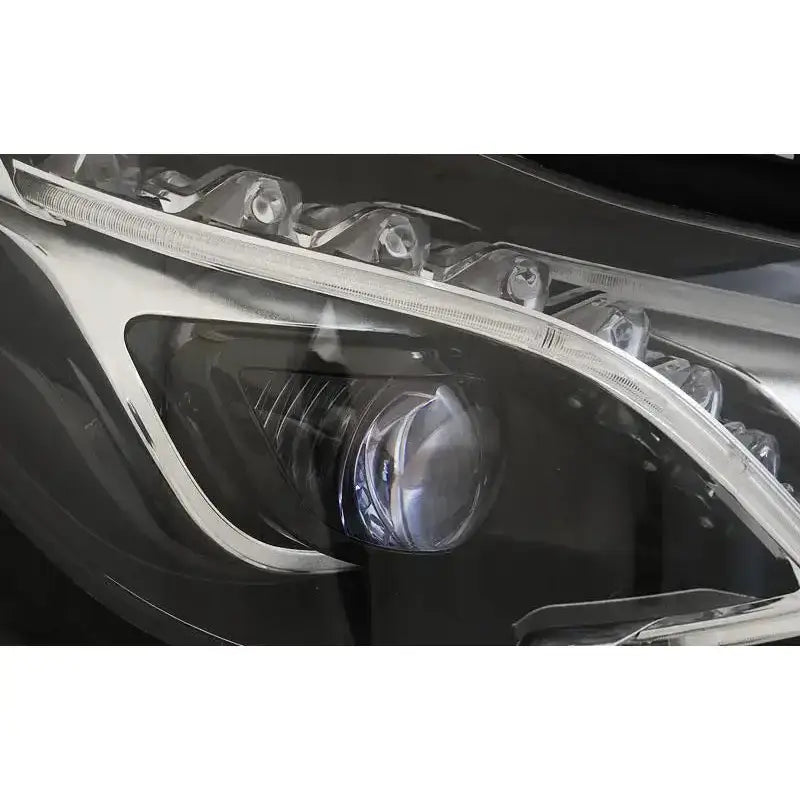Headlamp Mercedes W212 13-16 med klart glass, kromdetaljer og LED-elementer i moderne design.