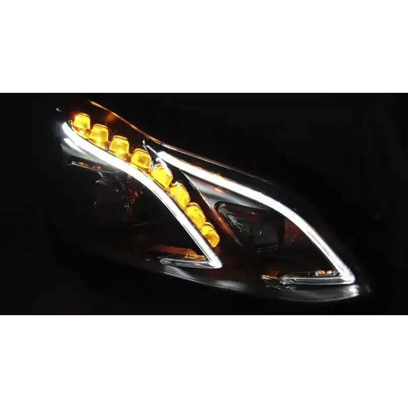 Hovedlys Mercedes W212 13-16 Black Led DRL med gule LED og hvit lyssignatur mot mørk bakgrunn.