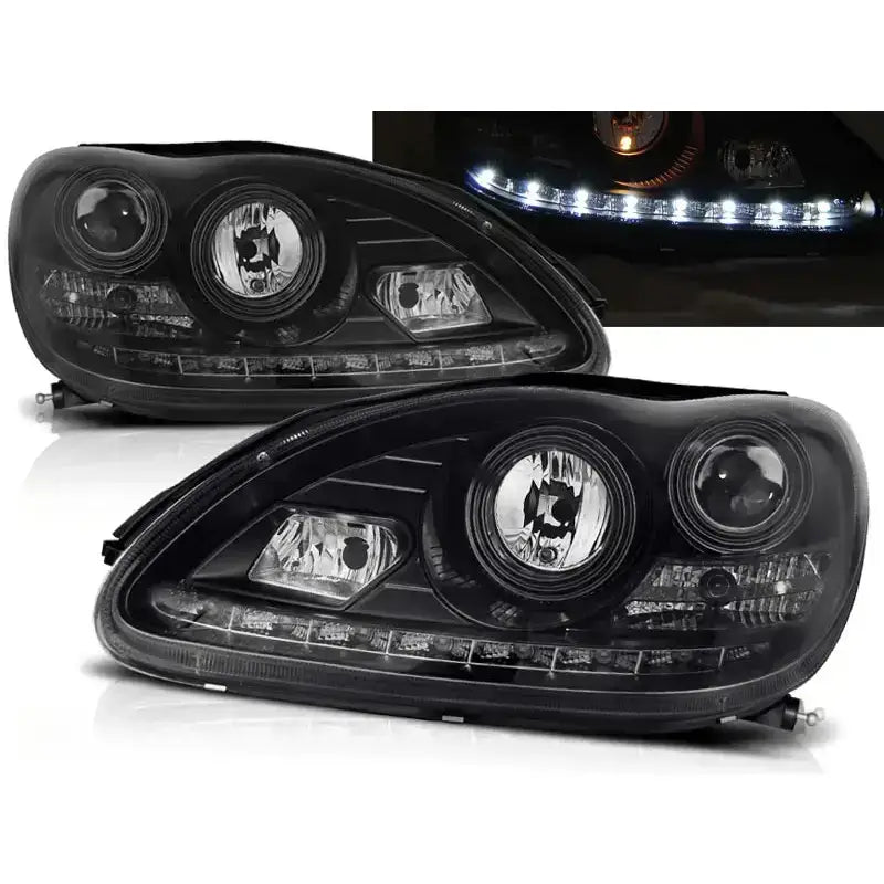 Frontlykter Mercedes W220 S-Klasse sorte med klare linser og LED-lysstripe, vist fra skrå vinkel.