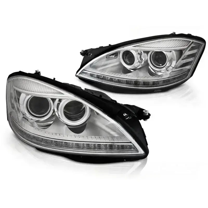 Hovedlykter Mercedes W221 05-09 Daylight Chrome med doble linser og LED-striper, sett i perspektiv.