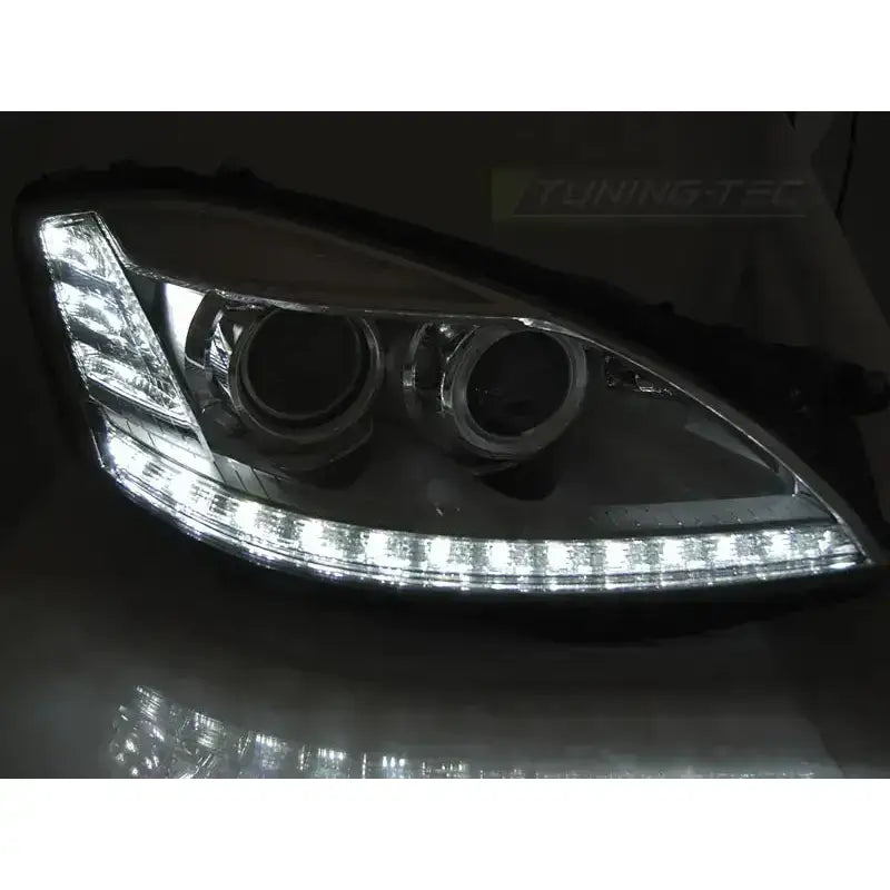 Headlamp Mercedes W221 05-09 med LED-lys tent, kromdetaljer og klart glass sett forfra skrått.
