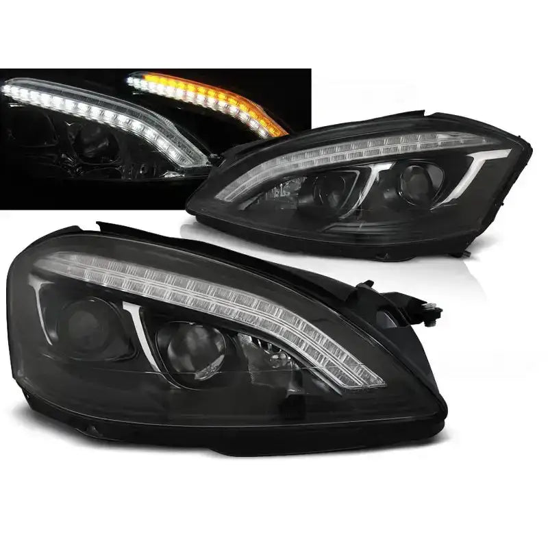 Frontlykter Mercedes W221 Daylight HID Black med LED-lysstripe, vist fra skrå vinkel, lysene er tent.