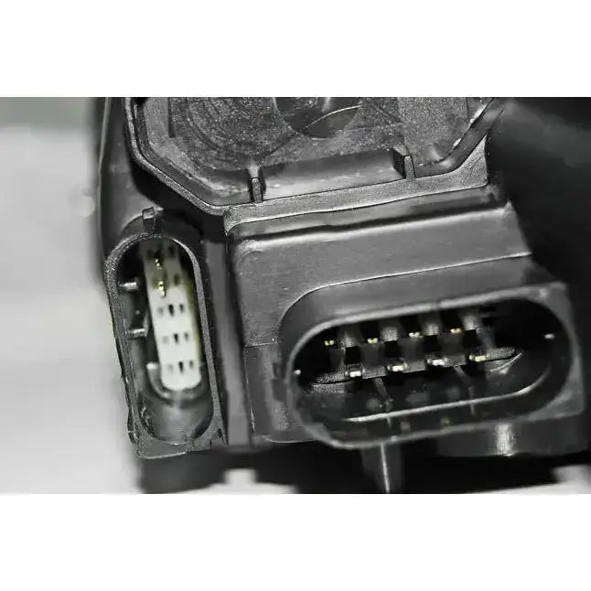 Hovedlykter Mercedes W221 05-09 elektriske kontakter i svart plast med synlige metallpinner.