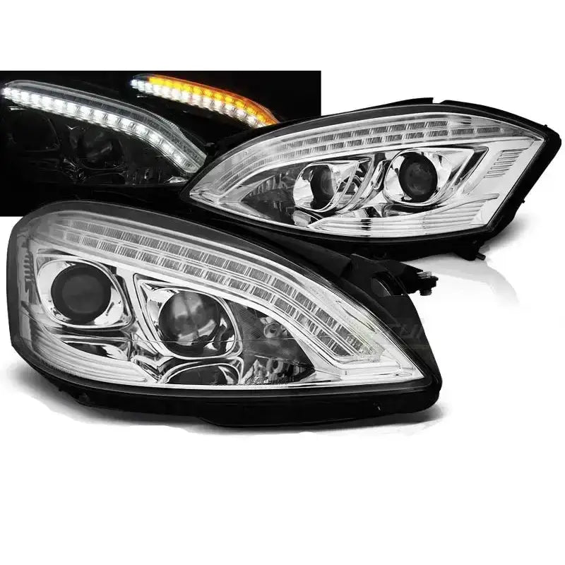 Frontlykter Mercedes W221 05-09 Daylight HID Chrome med sorte detaljer og tent LED-lys fra skrå vinkel.