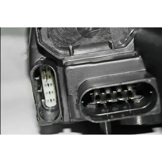 Hovedlykter Mercedes W221 detaljerte plastkontakter med synlige metallpinner, nærbilde fra siden.