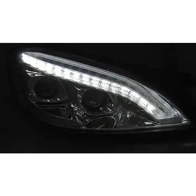 Hovedlys Mercedes W221 05-09 Daylight HID Chrome med LED-lysstripe, vist fra skrå vinkel.