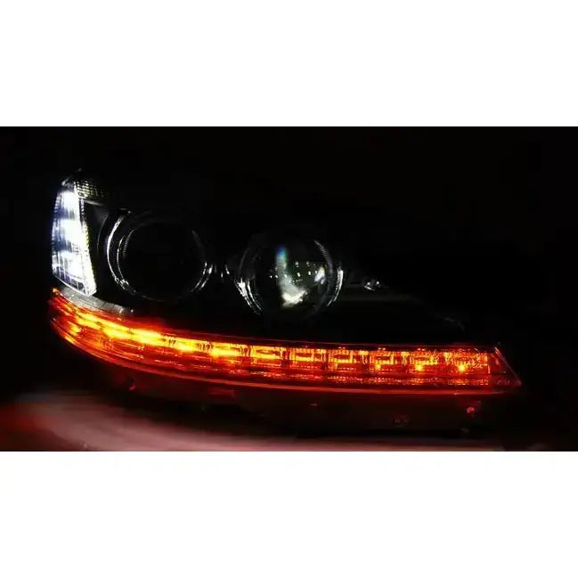 Hovedlys Mercedes W221 Daylight HID Chrome med hvitt nærlys og oransje LED-list, sett fra skrå vinkel.