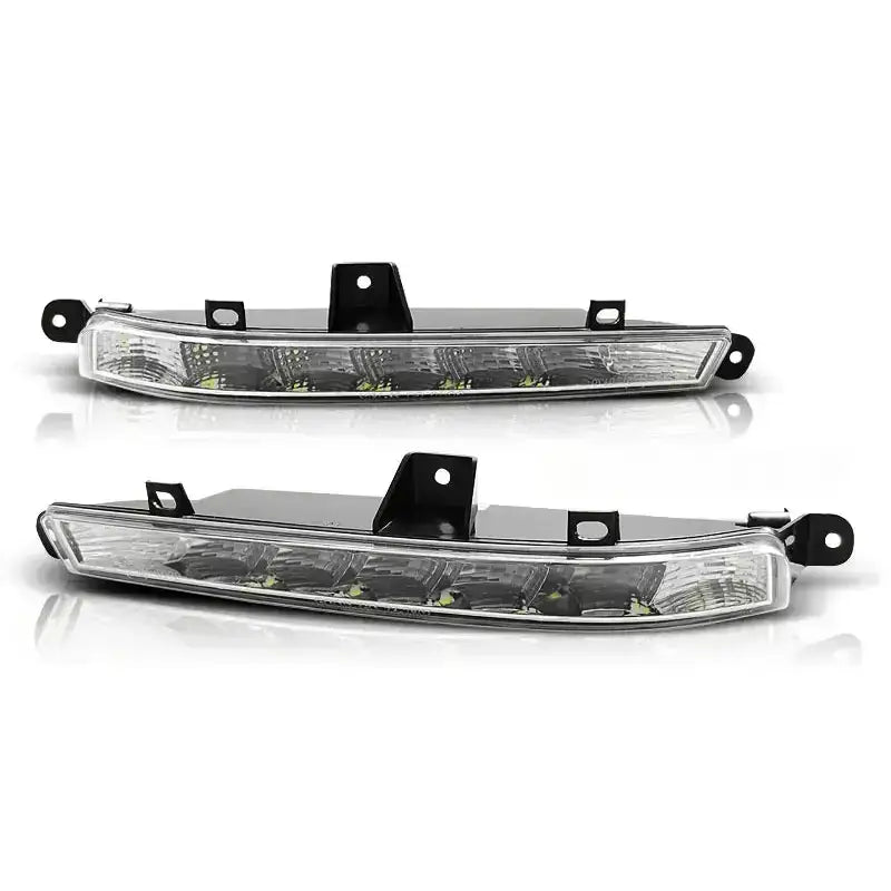 Frontlykter Mercedes W221 AMG Style med LED-pærer og svarte braketter sett fra skrå vinkel.