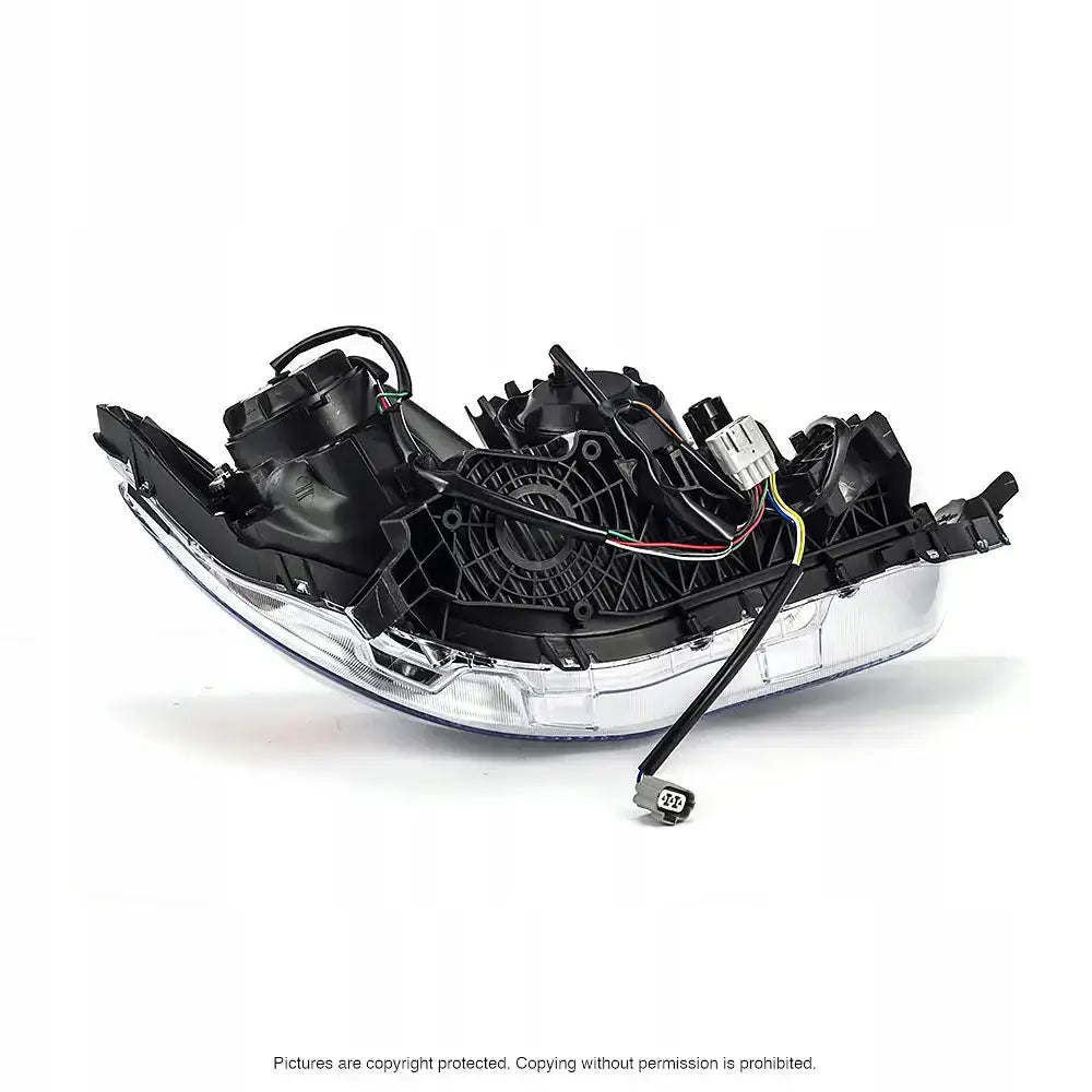 Hovedlykter Mitsubishi ASX 10-12 sett bakfra med synlige ledninger og koblinger mot hvit bakgrunn.