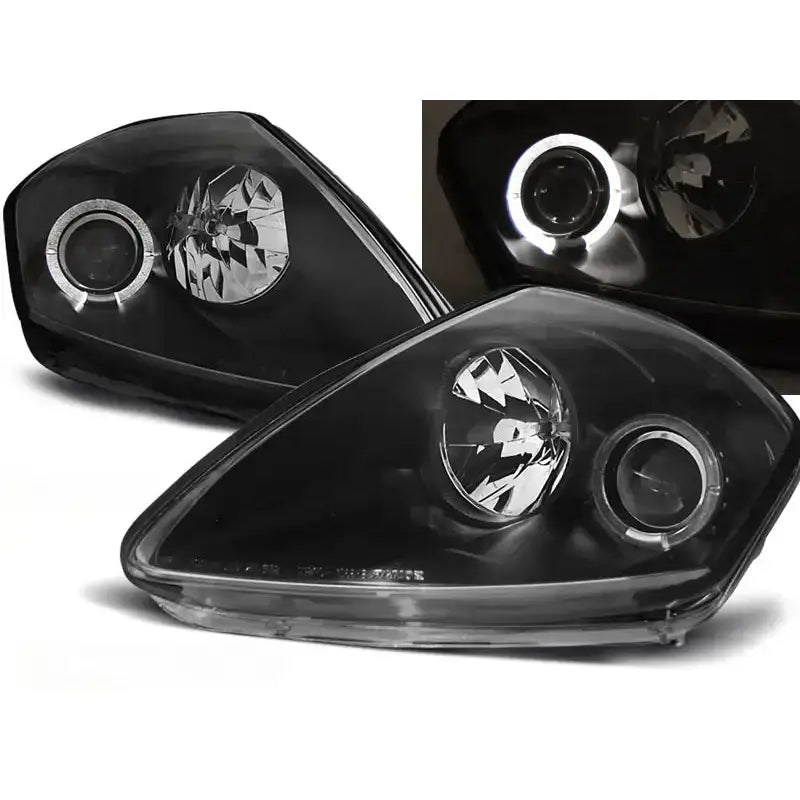 Frontlykter Mitsubishi Eclipse D50 00-05 i sort plast og glass med tent lysring, sett fra skrå vinkel.