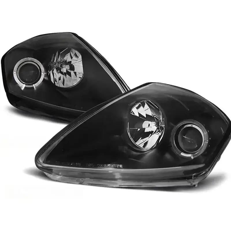 Hovedlykter Mitsubishi Eclipse D50 00-05 i svart plast med klare glass, sett fra skrå vinkel.