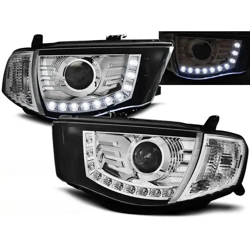 Frontlykter Mitsubishi L200 06-10 Daylight Chrome med LED-lys, sett fra skrå vinkel med diodene tent.